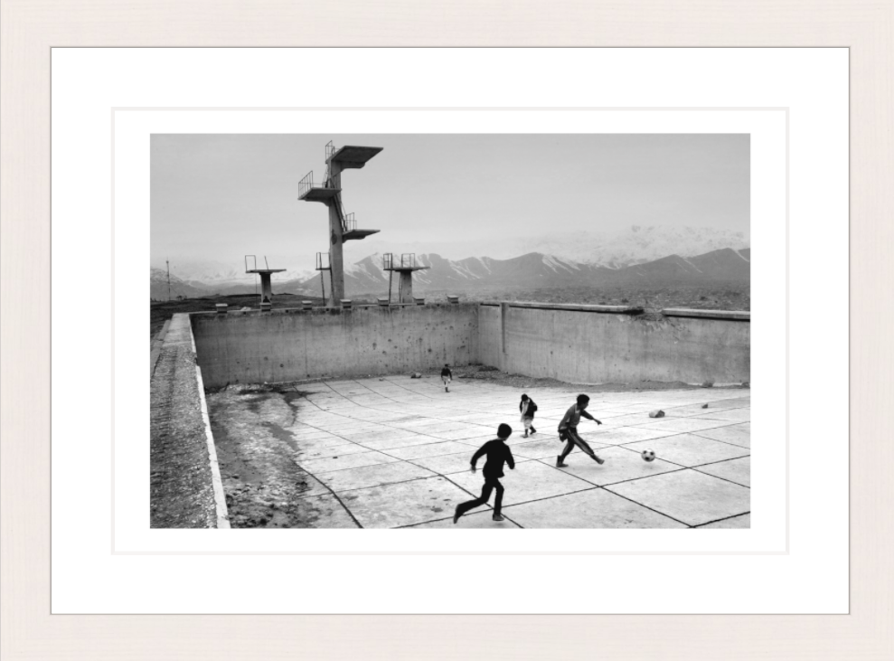 30 x 20 cm, Framed - White Maple (B&W) David Guttenfelder