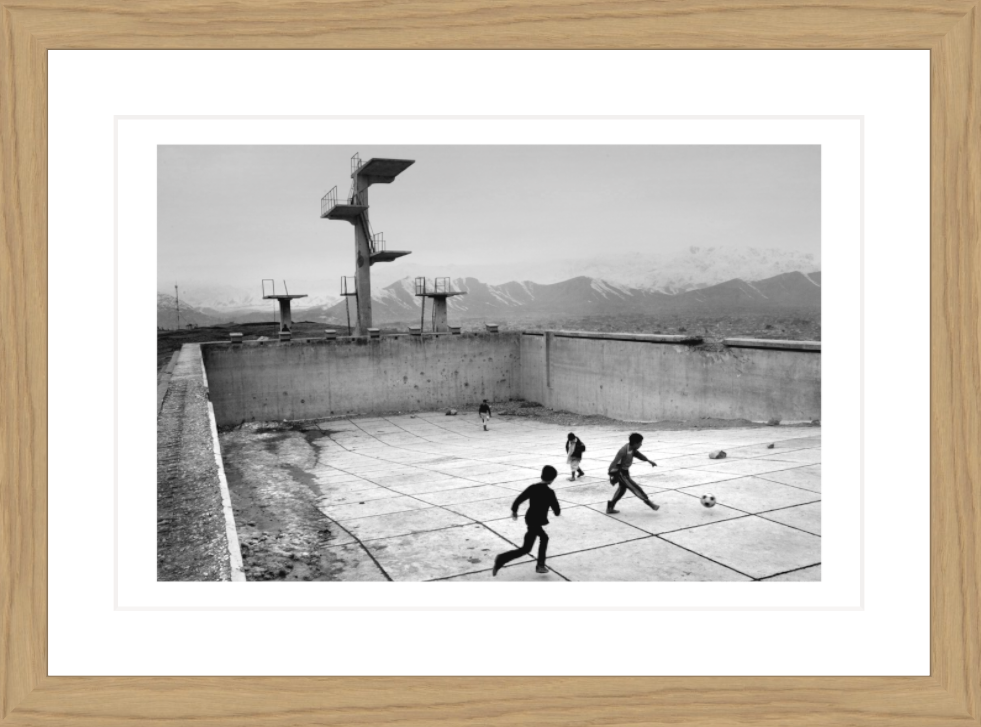30 x 20 cm, Framed - Oak (B&W) David Guttenfelder