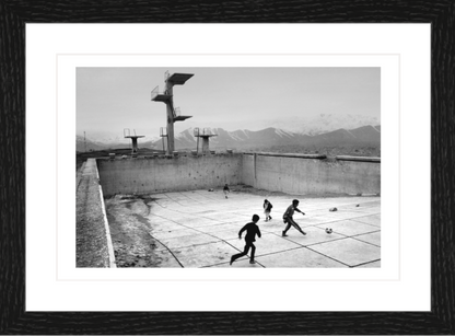 30 x 20 cm, Framed - Black Oak (B&W) David Guttenfelder